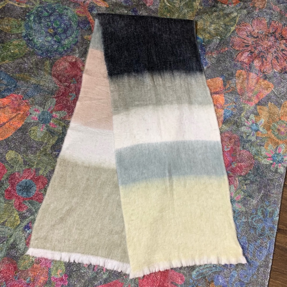 GAP -- Multicolor Gradient Scarf 🧣 - Picture 2 of 15